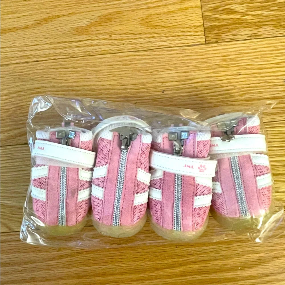 Medium dog shoes with adjustable fastener straps (set of 4)